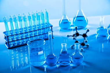 Kimyasal deney için bilimsel cam eşyalar, laboratuvar ekipmanları.