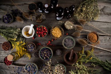 Alternatif sağlık, taze bitkisel ve ahşap zemin üzerinde havan.