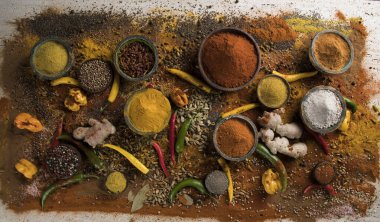 Taş zemin üzerinde baharat seçimi