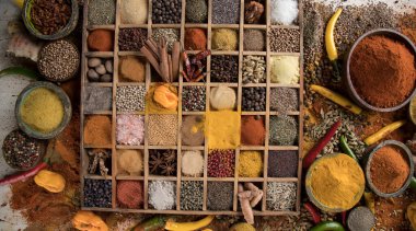 Renkli baharatların ahşap masası.