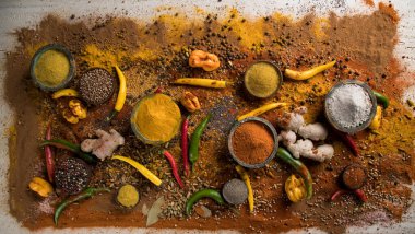 Taş zemin üzerinde baharat seçimi