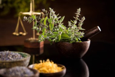 Alternatif sağlık, taze bitkisel ve harç siyah ayna arka planında