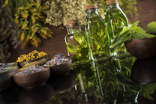 Olie Natuurlijke Geneeskunde Houten Tafel Achtergrond — Stockfoto