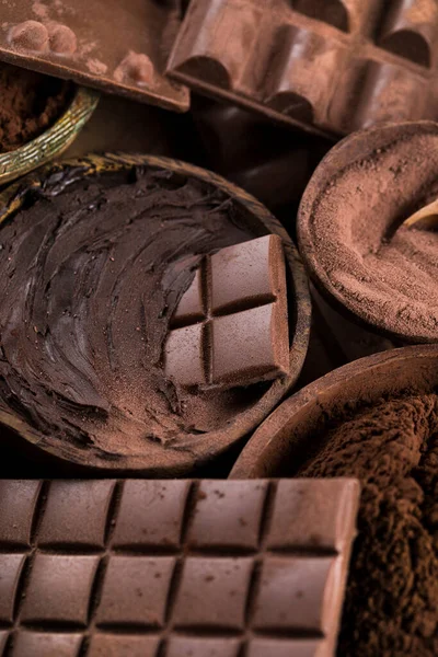 배경에는 코코아 초콜릿 — 스톡 사진