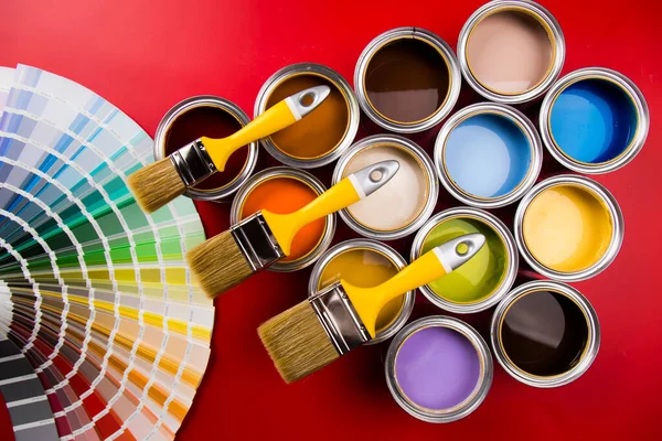 Latas Lata Con Pintura Pinceles Paleta Colores Brillantes — Foto de Stock