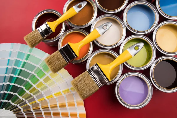 Latas Lata Con Pintura Pinceles Paleta Colores Brillantes — Foto de Stock