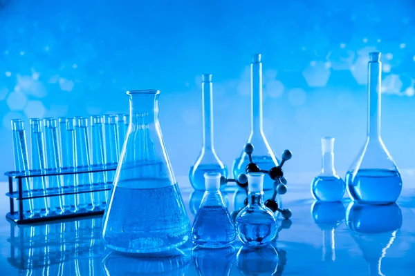 Laborbecher Wissenschaftsexperiment Blauer Hintergrund — Stockfoto