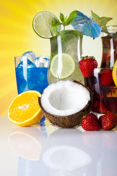 Alcoholic cocktails with fruits — Stock Photo, Image