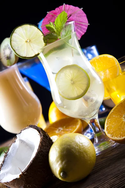 Verschiedene Cocktails mit Früchten — Stockfoto
