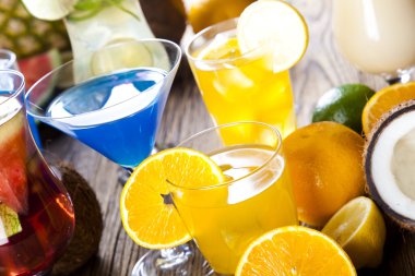 meyve ile çeşitli kokteyller