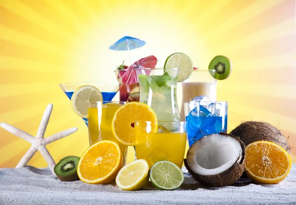 Alkoholische Cocktails mit Früchten — Stockfoto