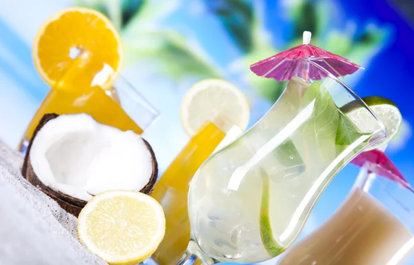 Alcoholhoudende cocktails met vruchten — Stockfoto
