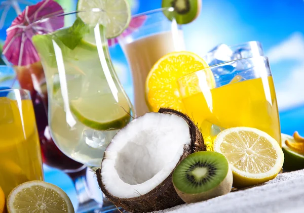 Cocktails with fruits — Stock Photo, Image