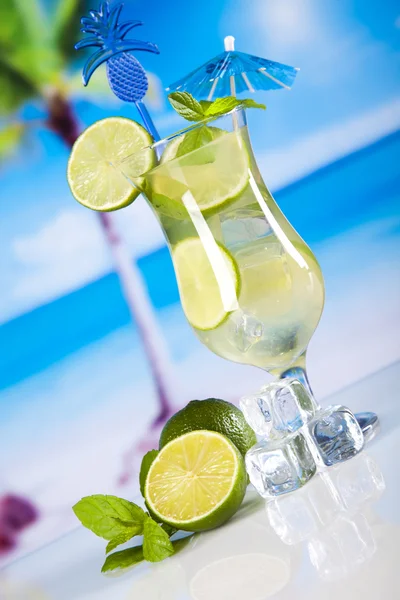 Cocktail with lime slices — Stock Photo, Image