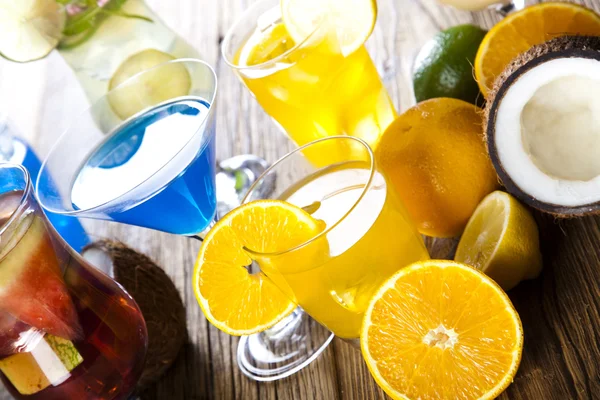 Olika cocktails med frukter — Stockfoto
