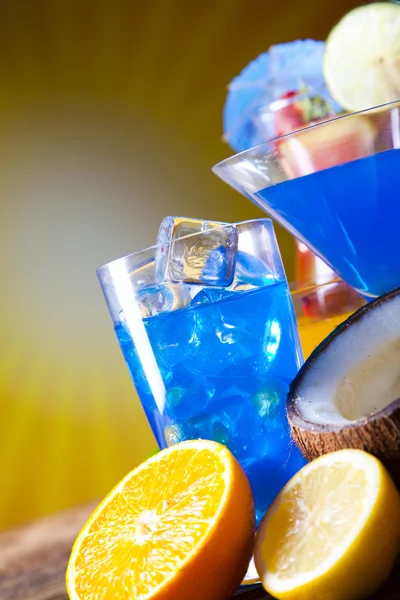 Alcoholic cocktails with fruits — Stock Photo, Image