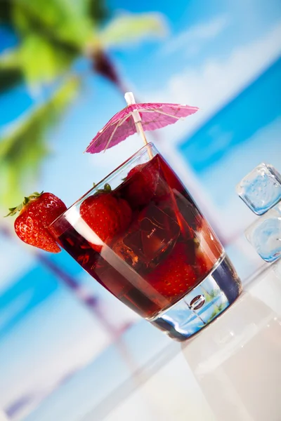 Cocktail mit Erdbeeren — Stockfoto