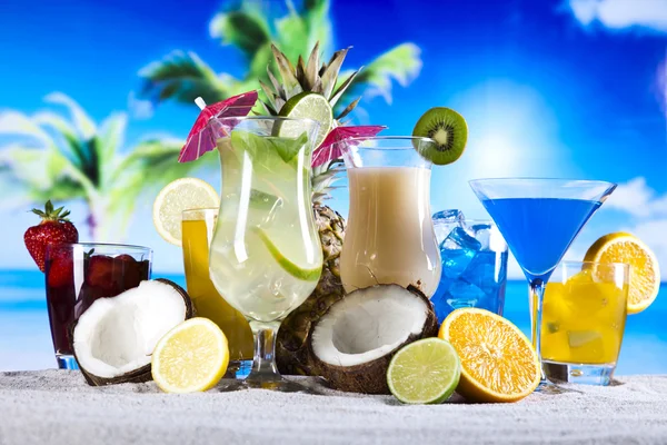 Cocktails with fruits — Stock Photo, Image