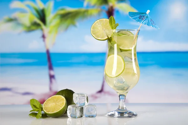 Cocktail with lime slices — Stock Photo, Image