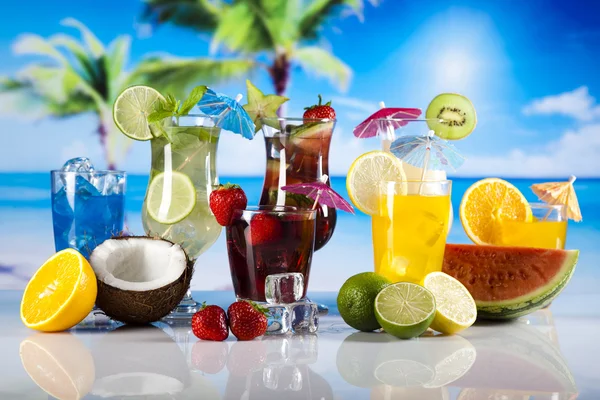 Cocktails with fruits — Stock Photo, Image