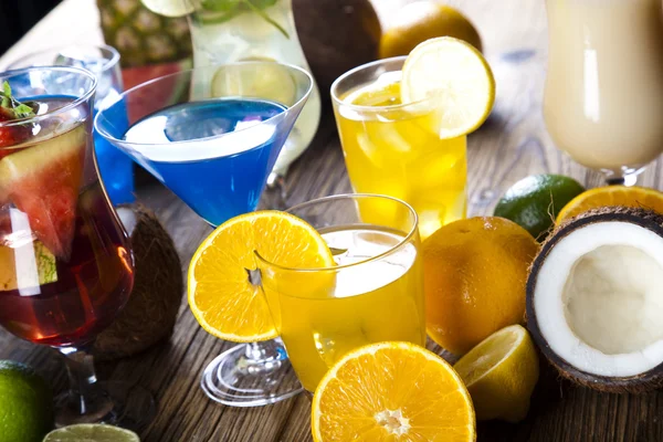Алкогольные коктейли с фруктами — стоковое фото
