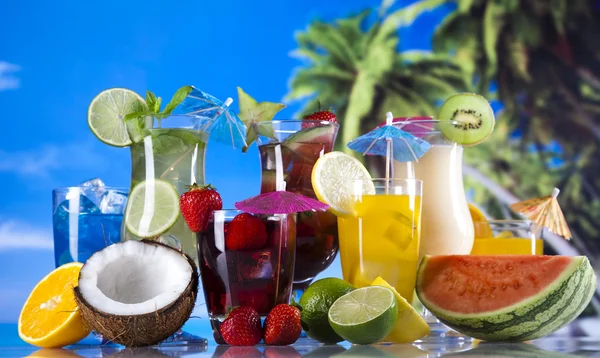 Cocktails mit Früchten — Stockfoto