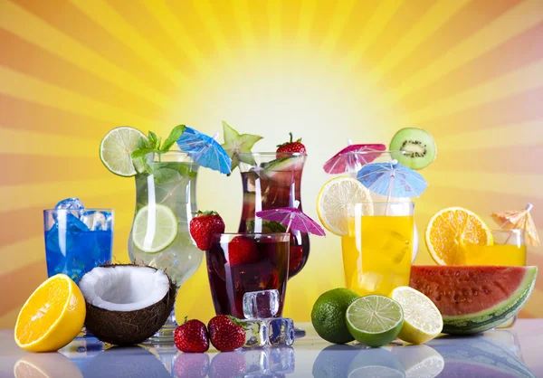 Cocktails with fruits — Stock Photo, Image