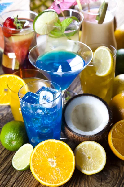 Verschillende cocktails met vruchten — Stockfoto