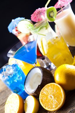 meyve ile çeşitli kokteyller