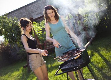 Kızlar yemek ızgara yapma