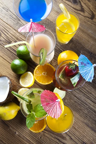 Divers cocktails aux fruits — Photo