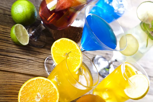 Alkoholhaltiga drinkar med frukter — Stockfoto