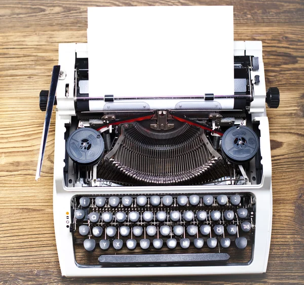 Máquina de escribir y hoja de papel — Foto de Stock