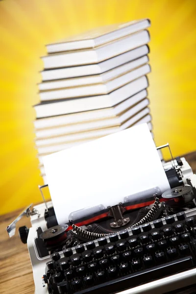 Máquina de escribir vintage sobre la mesa — Foto de Stock