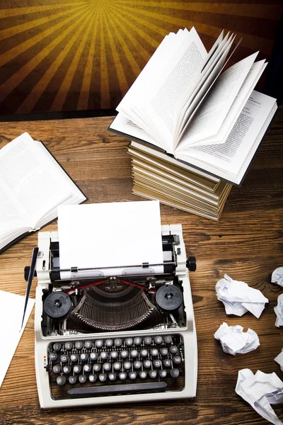 Retro schrijfmachine met oude boeken — Stockfoto