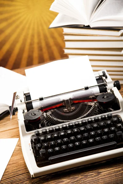 Vintage skrivmaskin på bordet — Stockfoto