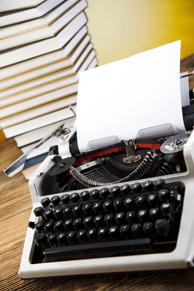 Vintage machine à écrire sur la table — Photo