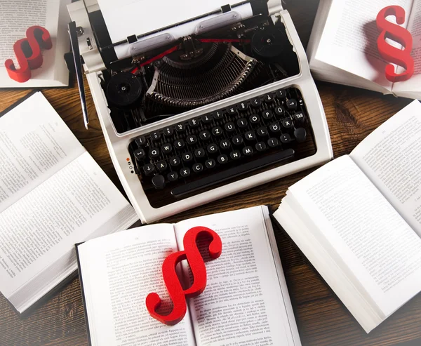 Leden ondertekenen op boeken met typemachine — Stockfoto