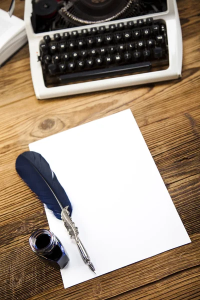 Máquina de escribir vintage sobre la mesa —  Fotos de Stock