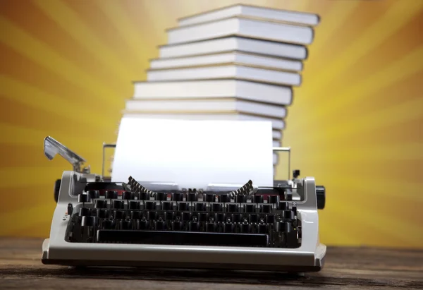 Винтажная пишущая машинка на столе — стоковое фото
