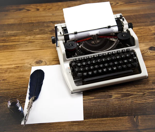 Máquina de escribir vintage sobre la mesa — Foto de Stock