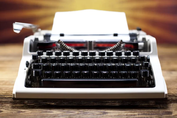 Máquina de escribir y hoja de papel — Foto de Stock