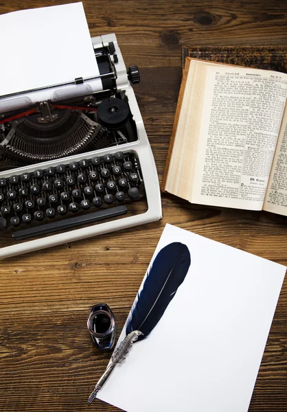Máquina de escribir retro con papel viejo — Foto de Stock