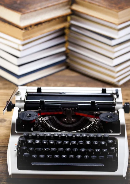 Vintage schrijfmachine op tafel — Stockfoto