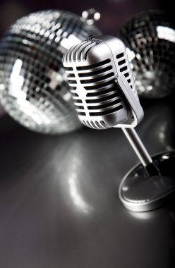 Disco topları ile mikrofon