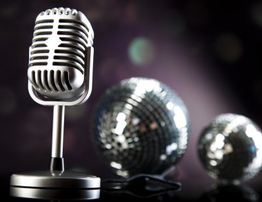 Disco topları ile mikrofon