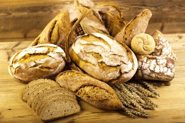 hasır sepet içinde geleneksel ekmek