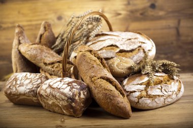 hasır sepet içinde geleneksel ekmek