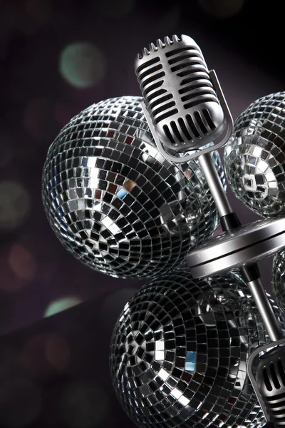 Microfone com bolas de discoteca — Fotografia de Stock