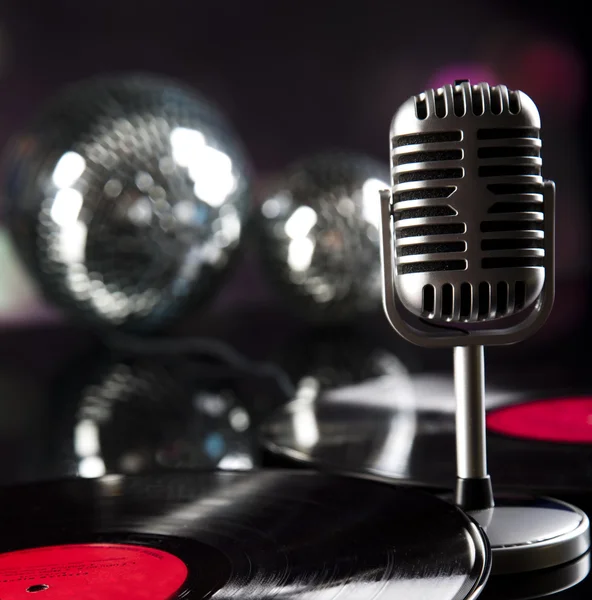 Mikrofon, vinylskiva och discokulor — Stockfoto